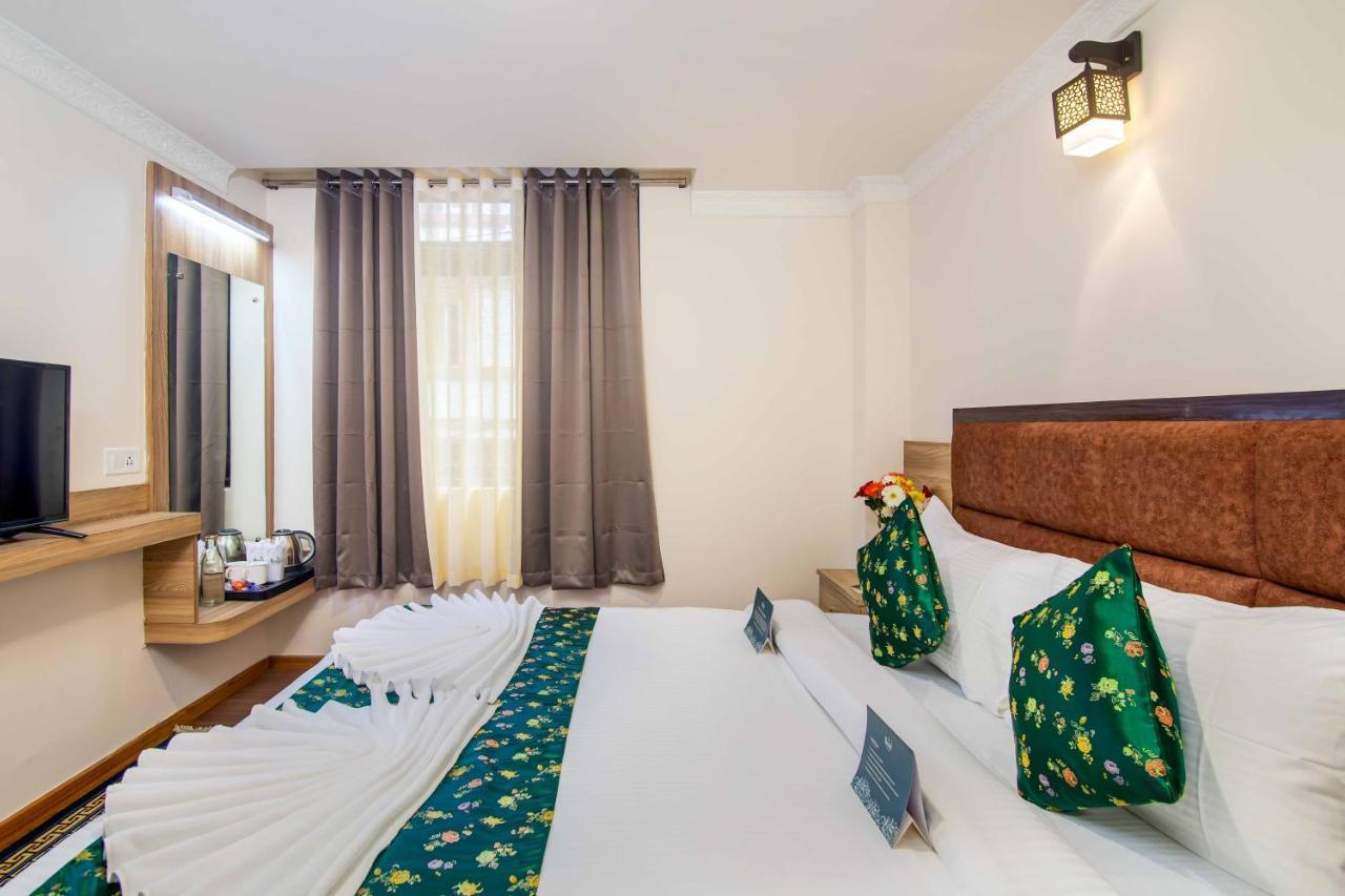 Muscatel Central Hotel - Dzeemkhang Ґанґток Екстер'єр фото