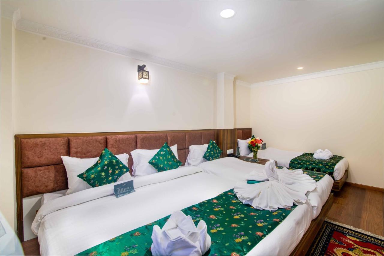 Muscatel Central Hotel - Dzeemkhang Ґанґток Екстер'єр фото