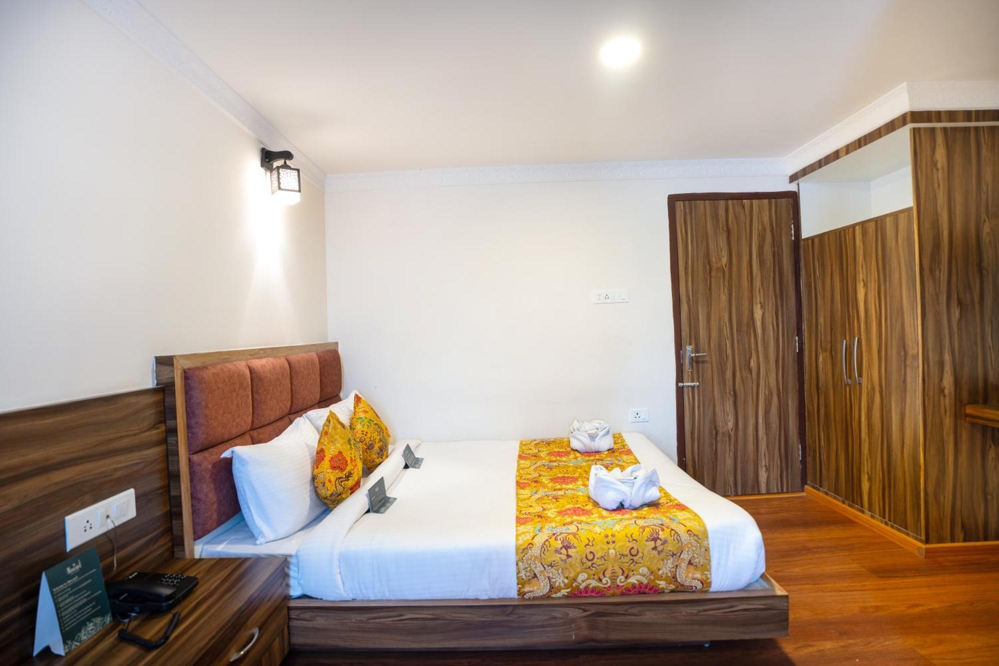 Muscatel Central Hotel - Dzeemkhang Ґанґток Екстер'єр фото