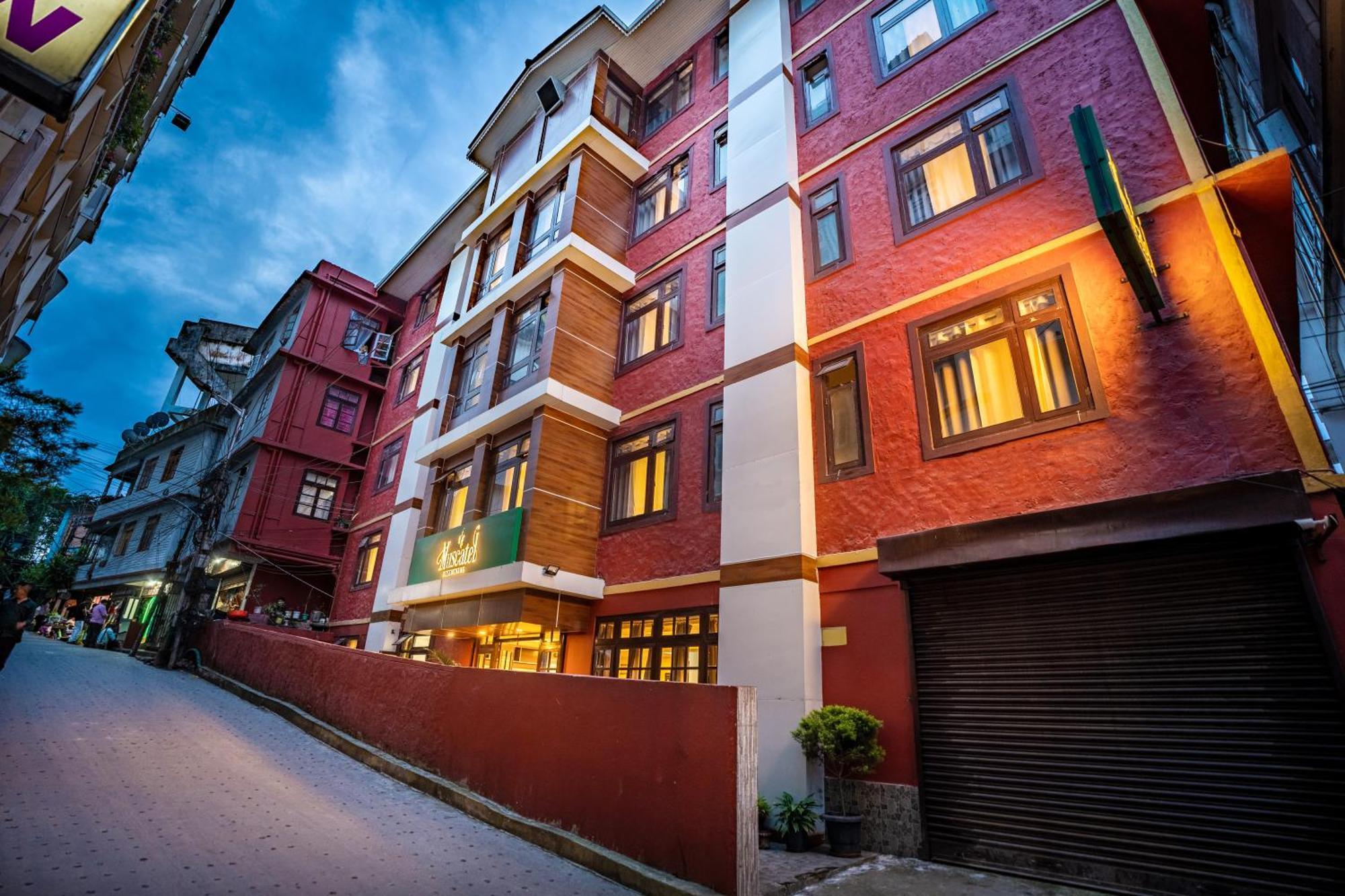 Muscatel Central Hotel - Dzeemkhang Ґанґток Екстер'єр фото